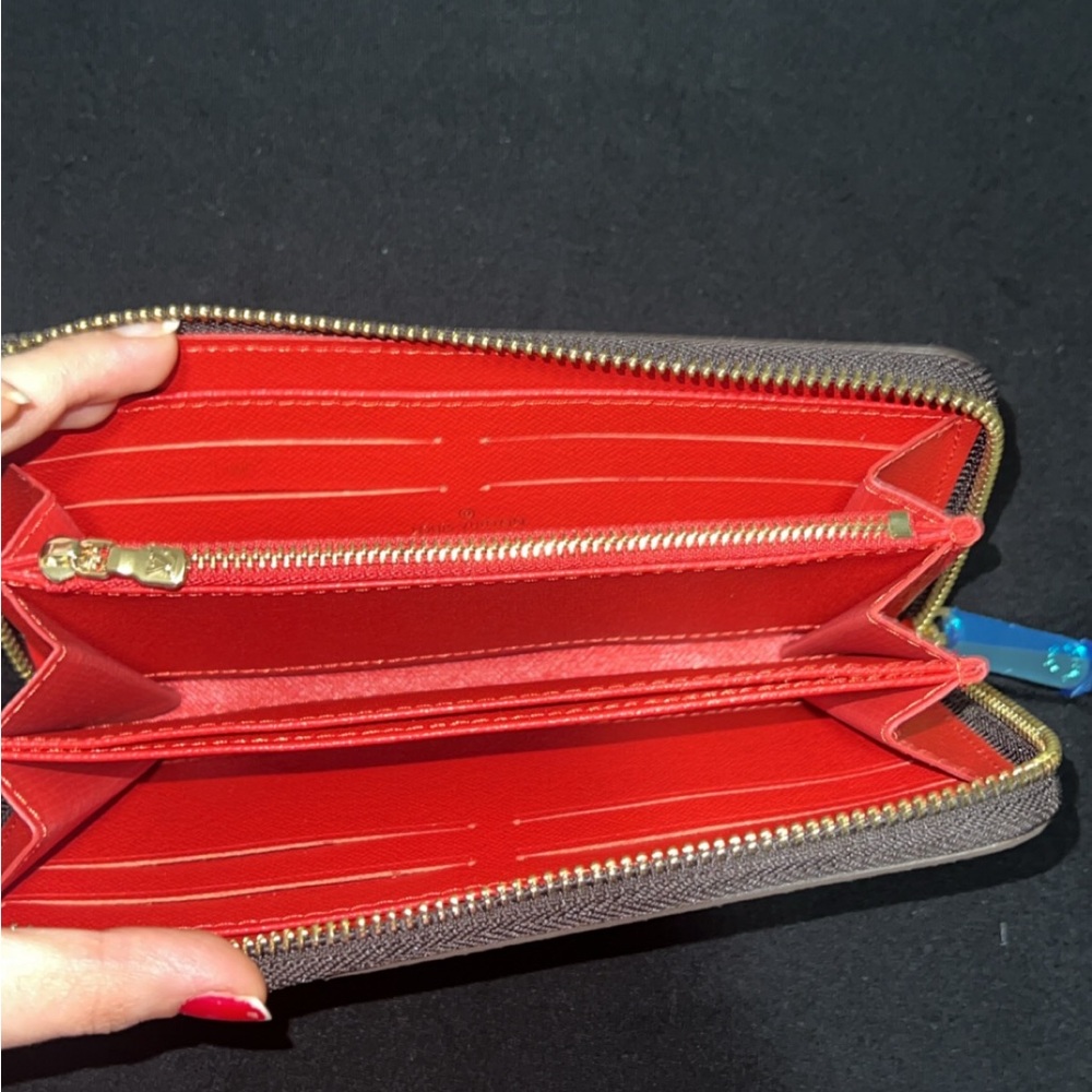 Red wallet - Picture 2 of 2
